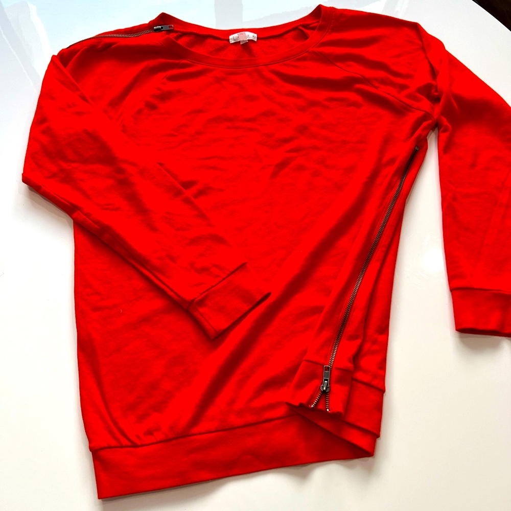 Leith sweatshirt with zipper detail on shoulder and side.